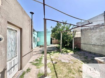Casa en venta de 2 dormitorios c/ cochera en San Cayetano