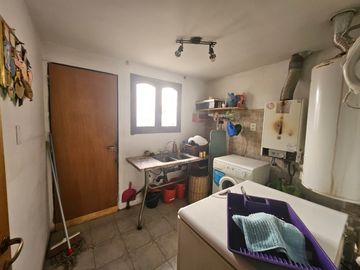 Casa en venta de 4 dormitorios c/ cochera en Luzuriaga