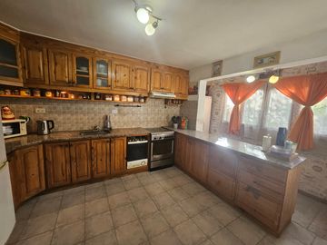 Casa en venta de 4 dormitorios c/ cochera en Luzuriaga