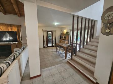 Casa en venta de 4 dormitorios c/ cochera en Luzuriaga