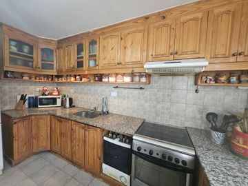 Casa en venta de 4 dormitorios c/ cochera en Luzuriaga