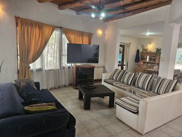 Casa en venta de 4 dormitorios c/ cochera en Luzuriaga