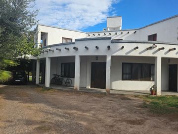 Casa en venta de 4 dormitorios c/ cochera en Luzuriaga