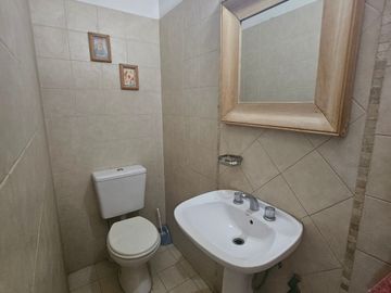 Casa en venta de 4 dormitorios c/ cochera en Luzuriaga