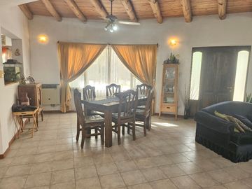 Casa en venta de 4 dormitorios c/ cochera en Luzuriaga