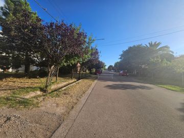 Casa en venta de 4 dormitorios c/ cochera en Luzuriaga