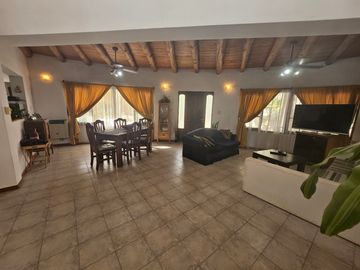 Casa en venta de 4 dormitorios c/ cochera en Luzuriaga