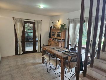 Casa en venta de 4 dormitorios c/ cochera en Luzuriaga