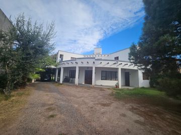 Casa en venta de 4 dormitorios c/ cochera en Luzuriaga