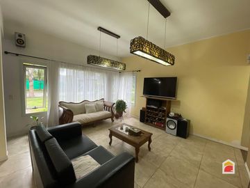 Solares de San Alfonso. Casa en venta de 2 dormitorios c/ cochera. Villa Allende