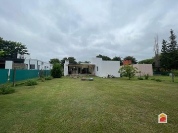 Solares de San Alfonso. Casa en venta de 2 dormitorios c/ cochera. Villa Allende