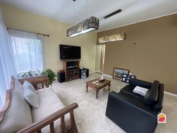 Solares de San Alfonso. Casa en venta de 2 dormitorios c/ cochera. Villa Allende