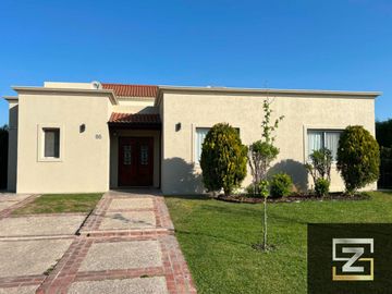 Casa en venta de 3 dormitorios c/ cochera en Santa Juana
