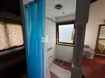 Casa en venta de 5 ambientes c/ cochera en La Barra Village