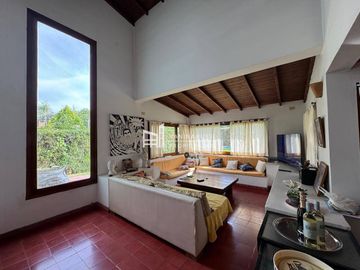 Casa en venta de 5 ambientes c/ cochera en La Barra Village