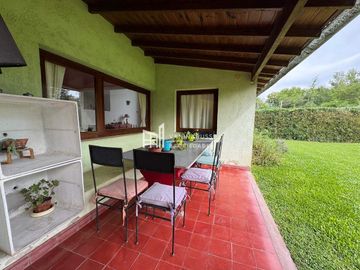Casa en venta de 5 ambientes c/ cochera en La Barra Village