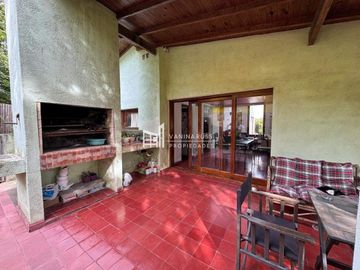 Casa en venta de 5 ambientes c/ cochera en La Barra Village
