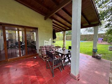 Casa en venta de 5 ambientes c/ cochera en La Barra Village