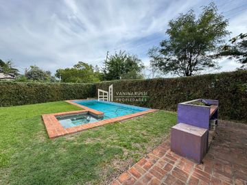 Casa en venta de 5 ambientes c/ cochera en La Barra Village