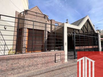 Casa en venta de 3 dormitorios c/ cochera en Universitario