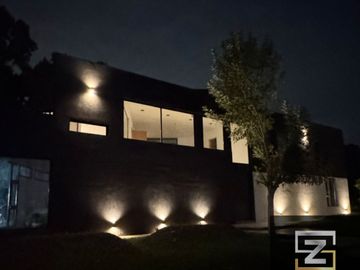 Casa en venta de 4 dormitorios c/ cochera en Santo Domingo