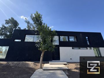 Casa en venta de 4 dormitorios c/ cochera en Santo Domingo