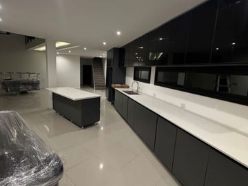 Casa en venta de 4 dormitorios c/ cochera en Santo Domingo