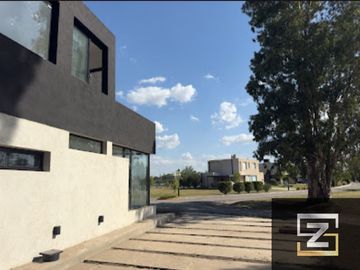 Casa en venta de 4 dormitorios c/ cochera en Santo Domingo