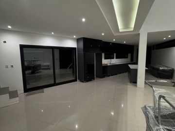 Casa en venta de 4 dormitorios c/ cochera en Santo Domingo