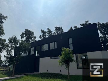 Casa en venta de 4 dormitorios c/ cochera en Santo Domingo