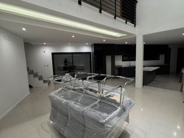 Casa en venta de 4 dormitorios c/ cochera en Santo Domingo