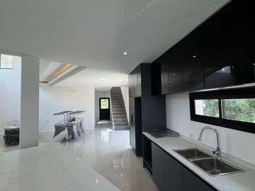 Casa en venta de 4 dormitorios c/ cochera en Santo Domingo