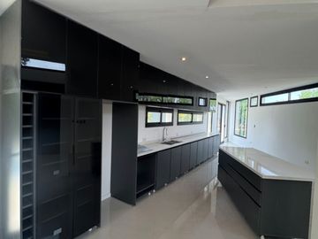 Casa en venta de 4 dormitorios c/ cochera en Santo Domingo