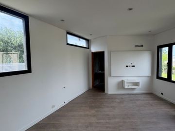 Casa en venta de 4 dormitorios c/ cochera en Santo Domingo