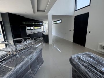 Casa en venta de 4 dormitorios c/ cochera en Santo Domingo