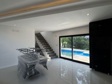 Casa en venta de 4 dormitorios c/ cochera en Santo Domingo
