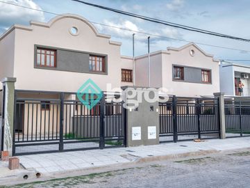 Dúplex en venta de 3 dormitorios en barrio Pereyra Rozas