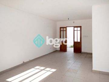 Dúplex en venta de 3 dormitorios en barrio Pereyra Rozas