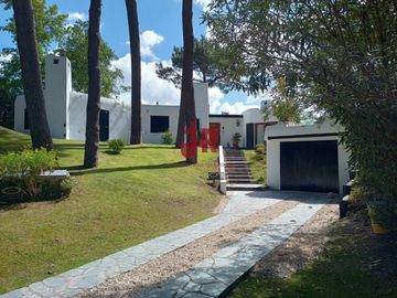 CODIGO 640 - CASA EN ALQUILER TEMPORARIO CON PILETA - GARAGE - PINAMAR
