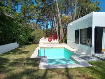 CODIGO 640 - CASA EN ALQUILER TEMPORARIO CON PILETA - GARAGE - PINAMAR