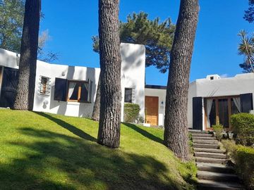 CODIGO 640 - CASA EN ALQUILER TEMPORARIO CON PILETA - GARAGE - PINAMAR