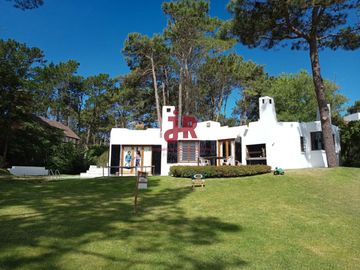 CODIGO 640 - CASA EN ALQUILER TEMPORARIO CON PILETA - GARAGE - PINAMAR