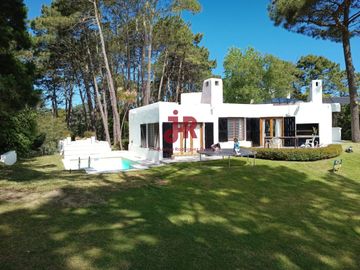 CODIGO 640 - CASA EN ALQUILER TEMPORARIO CON PILETA - GARAGE - PINAMAR