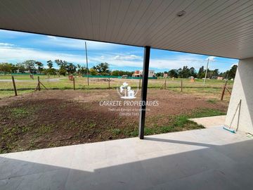 Casa en venta de 4 ambientes a Estrenar. Con fondo a Verde. Santa Sofia. Pilar