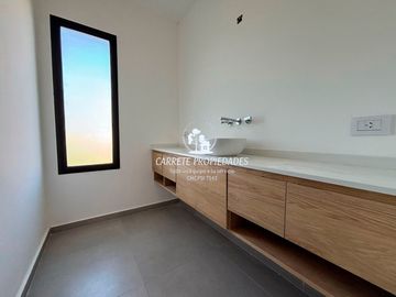 Casa en venta de 4 ambientes a Estrenar. Con fondo a Verde. Santa Sofia. Pilar