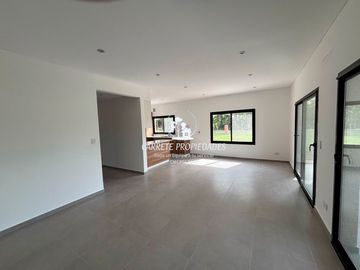 Casa en venta de 4 ambientes a Estrenar. Con fondo a Verde. Santa Sofia. Pilar