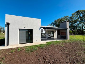 Casa en venta de 4 ambientes a Estrenar. Con fondo a Verde. Santa Sofia. Pilar
