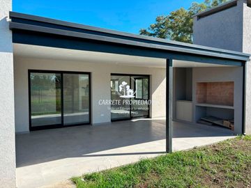 Casa en venta de 4 ambientes a Estrenar. Con fondo a Verde. Santa Sofia. Pilar