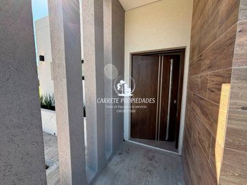 Casa en venta de 4 ambientes a Estrenar. Con fondo a Verde. Santa Sofia. Pilar