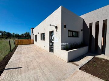 Casa en venta de 4 ambientes a Estrenar. Con fondo a Verde. Santa Sofia. Pilar